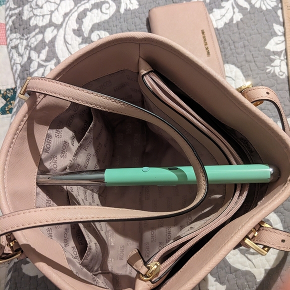 Michael Kors matching purse and wallet - Picture 4 of 15